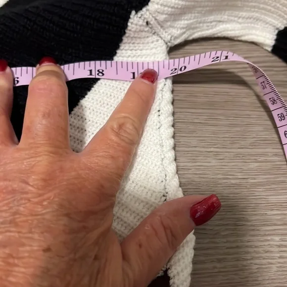 Black and white sweater - Picture 6 of 6